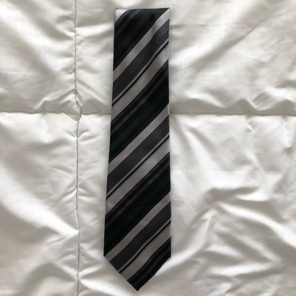 Geoffrey Beene 100% Hand Made Silk Tie